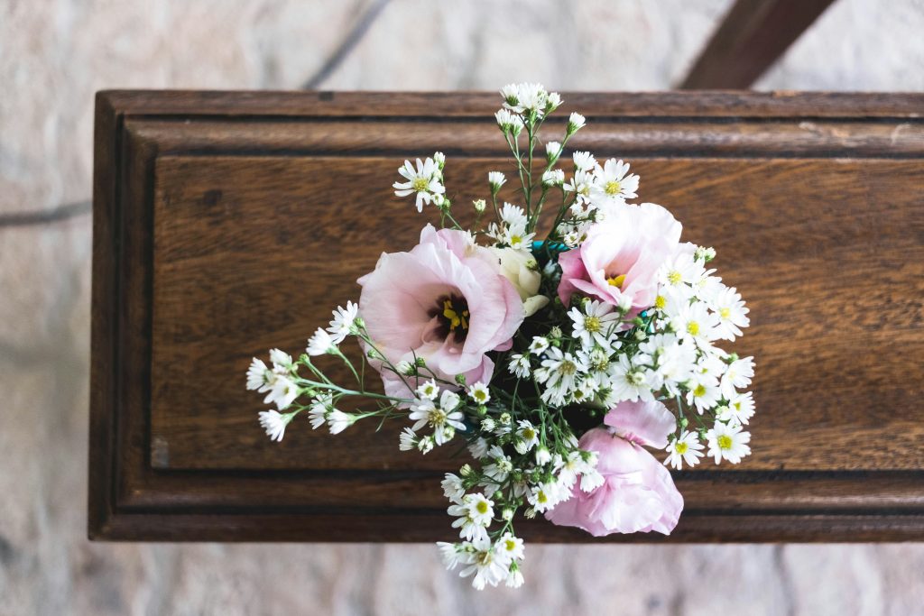 Blumenarrangement auf einem Sarg als Teil des Bestattungsablaufs – Wicky und Partner Bestattungen in Basel und Basel-Land
