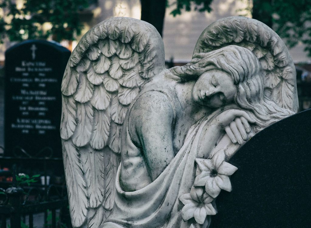 Engelstatue auf einem Friedhof als Symbol für Erinnerung und Abschied – passend zu verschiedenen Bestattungsarten von Wicky und Partner in Basel und Basel-Land.