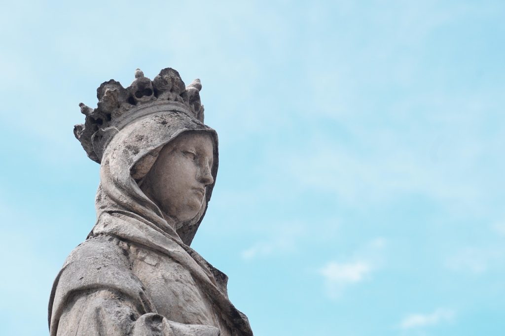 Steinstatue auf blauem Himmel als symbolisches Motiv für Tradition und Abschied – Wicky und Partner Bestattungsdienst in Basel.
